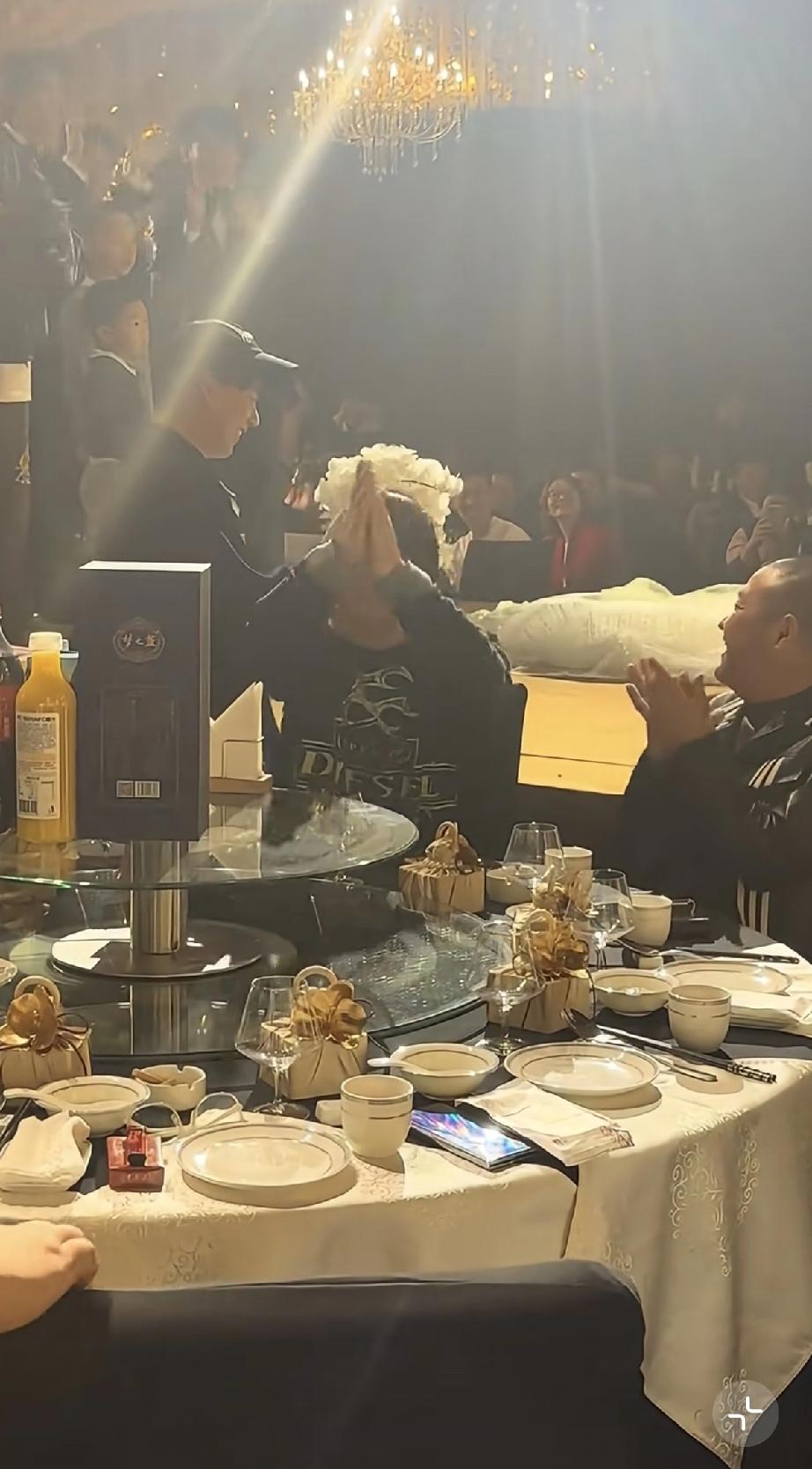 陶阳结婚，郭麒麟和弟弟郭汾阳首次公开同桌吃饭，郭麒麟接到手捧花，自嘲被做局了！