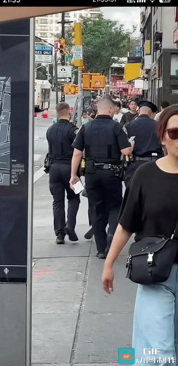 法拉盛的街上遍地垃圾三个美国警察正在抓捕一名在街上摆摊的妇女。面对美国警察，
