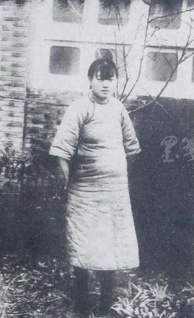 1948年12月，得到情报的马秀英，赶紧扮成回娘家的小媳妇，可她刚出村，就碰上了