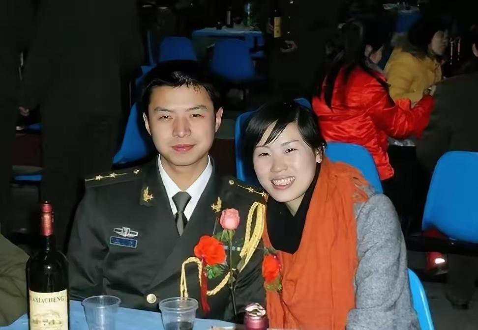 陈大桂是解放军第二炮兵某旅排长，一位26岁的英俊羌族军官；杨欢是四川绵阳工商贸易