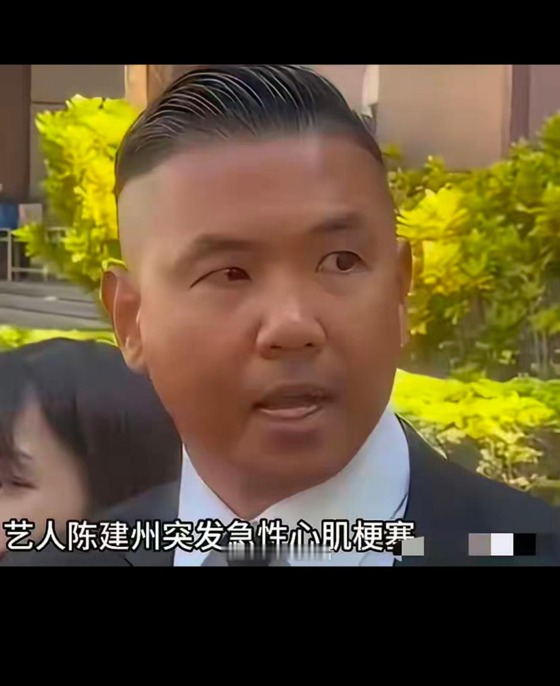 陈建州是先追的小S，没成，转头就把大S追到手了。小S后来在节目里说，这人当年追她的时候，抱她的狗亲得
