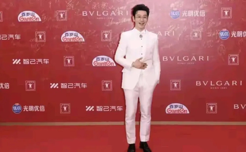 上海电影节闭幕式上又见黄晓明！这次他可是乳白色西装，没办法穿他的红色内增高鞋