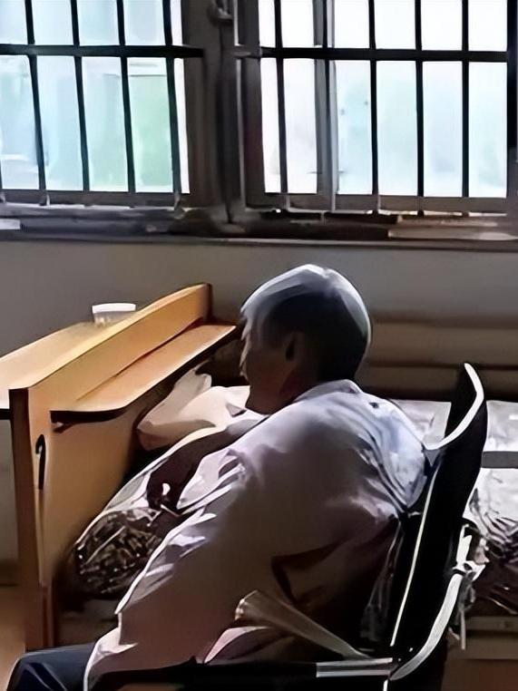 大嫂在养老院当护工，我对大嫂说：你没有儿子，将来可以在养老院养老了。大嫂却说：我