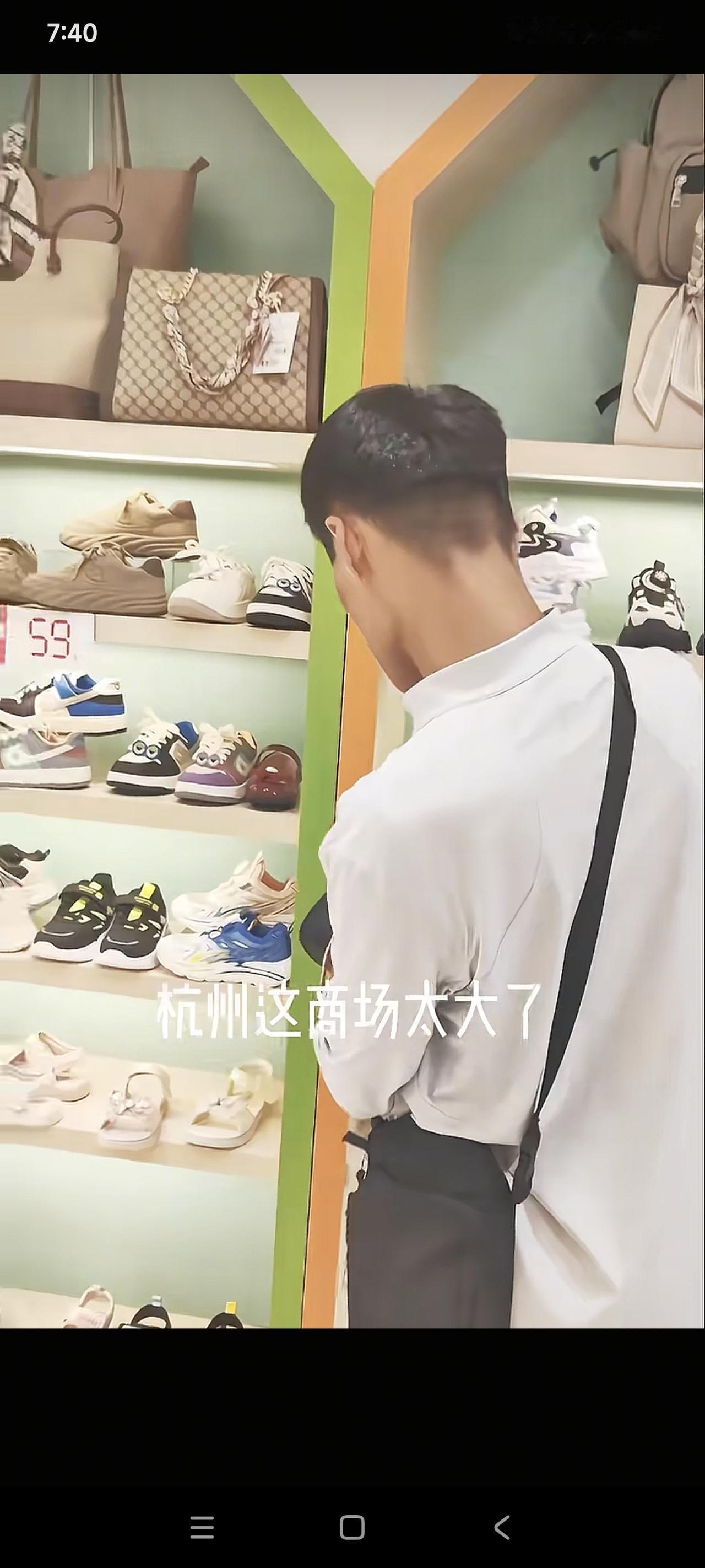 张云鹏给妈妈买了3样礼物2人见面后紧紧拥抱这次云鹏妈妈大方出镜了