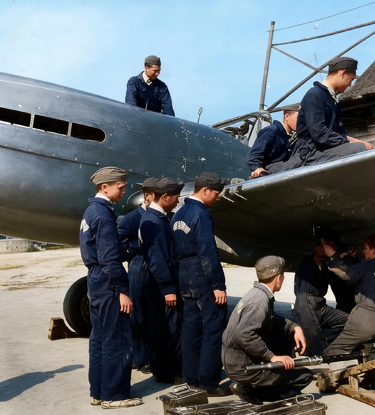 抗战时期，中国空军建设意义重大，却面临飞行员和飞机补充困难的问题。1934年5月