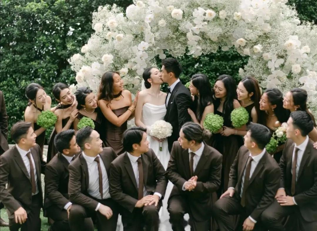 吴婉芳全家福曝光，一家高颜值，二儿媳比大儿媳霍咏盈高半个头！