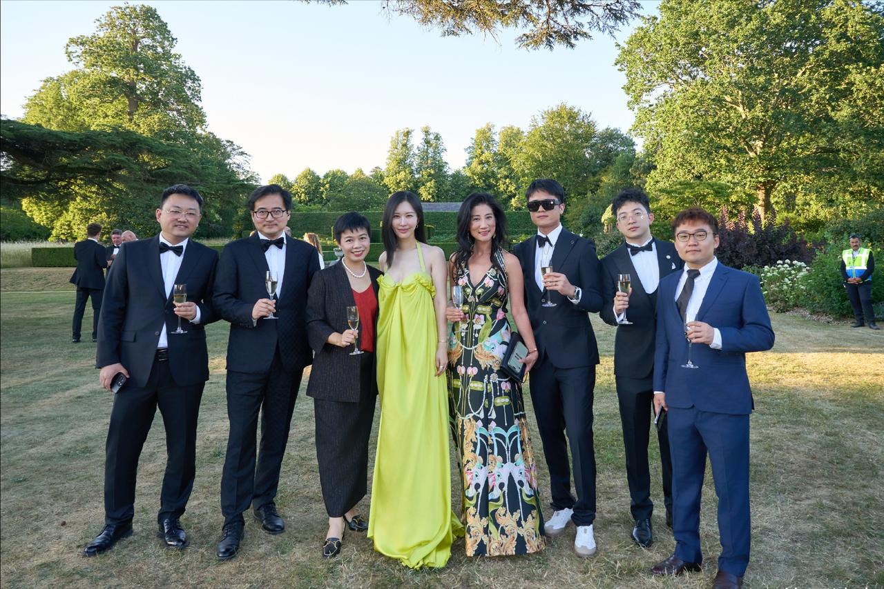 田朴珺现身全球顶级性能车盛会近日，在2026英国“古德伍德速度节”上，比亚迪