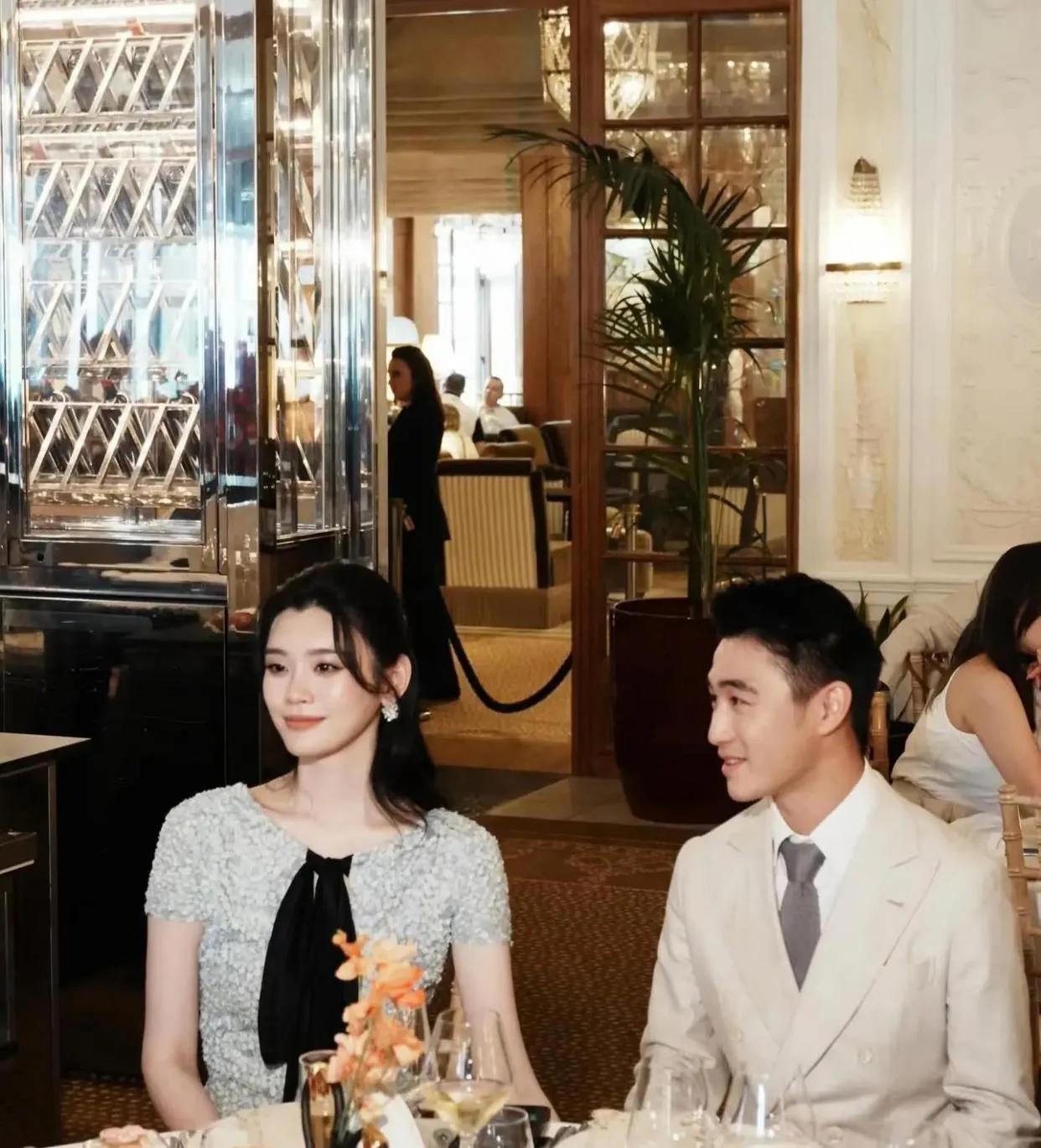 奚梦瑶晒出的婚礼晚宴全家福刚一曝光就引来无数祝福。这场迟来七年的婚礼上，她一身D