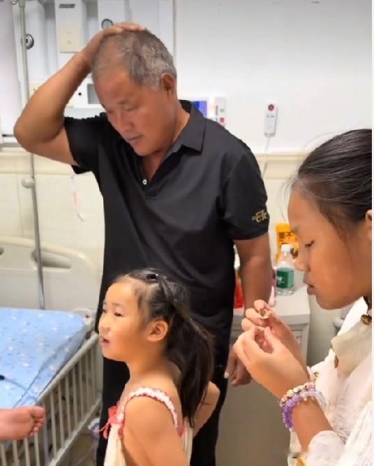 小故事！半熟带着爷爷和两个妹妹来看哥哥。可是半熟他们来看望恩泽，