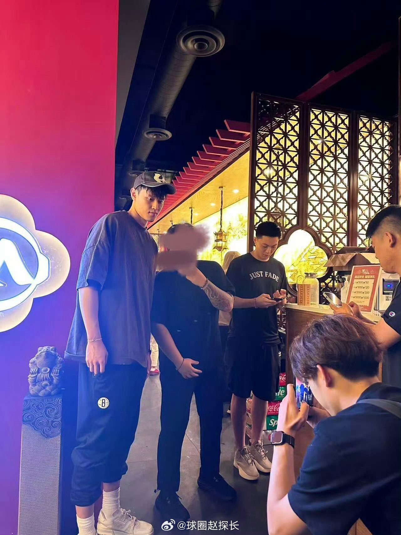曾凡博与好兄弟胡明轩在纽约相聚，小曾穿的是带有篮网logo的训练裤。cba（图