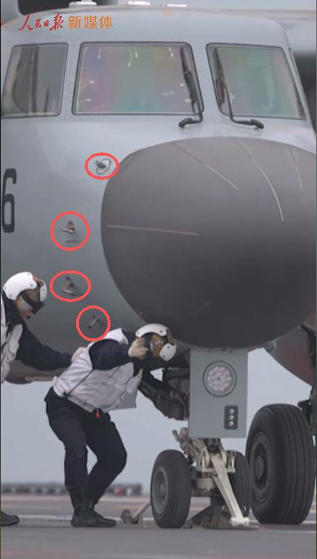 从空警-600机头的黑色透波雷达罩以及环绕机头一圈的天线，就足以看出空警-600