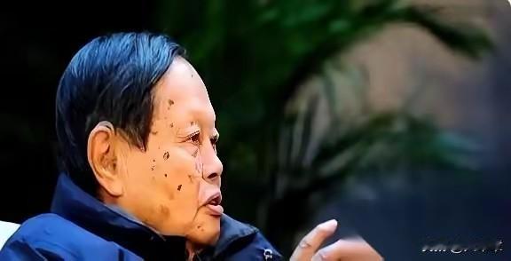 我跟你说个事，你可能下巴都得掉下来。杨振宁办公室的保险柜，打开，里面不是什么机