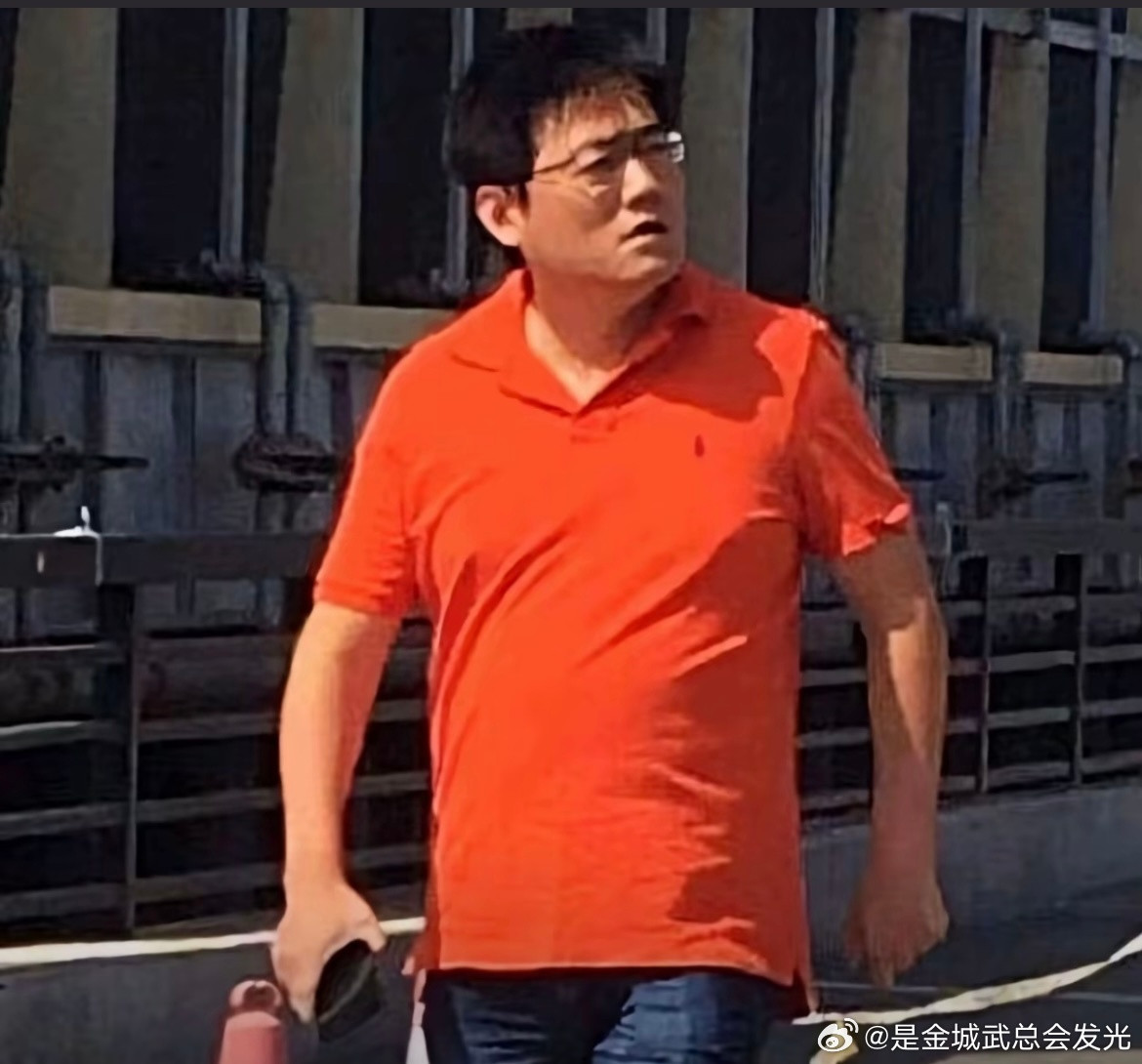 李飞你人真没事吗飞哥怎么瘦成干巴老头了[哭哭][哭哭]天呐他才40左右啊……​​​