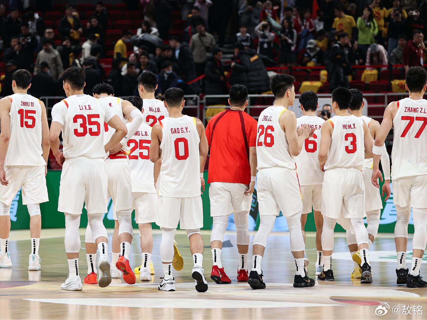 中国男篮主场不敌韩国男篮可以这样简单理解：依靠中锋周琦往内线凿的战术，是一种鼠