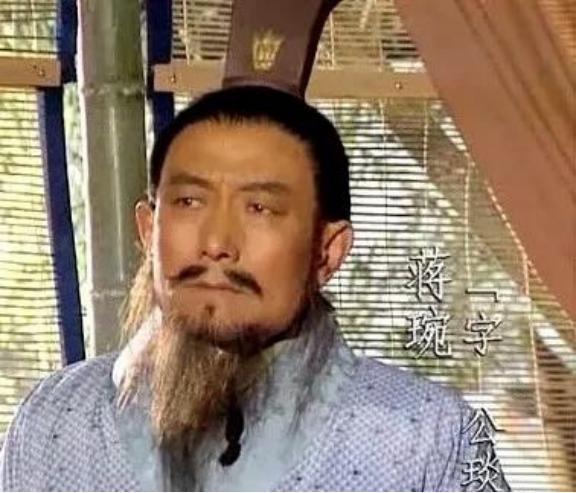 218年，刘备和诸葛亮去到广都县巡查，却发现县令蒋琬烂醉如泥于县衙之上，刘备为此