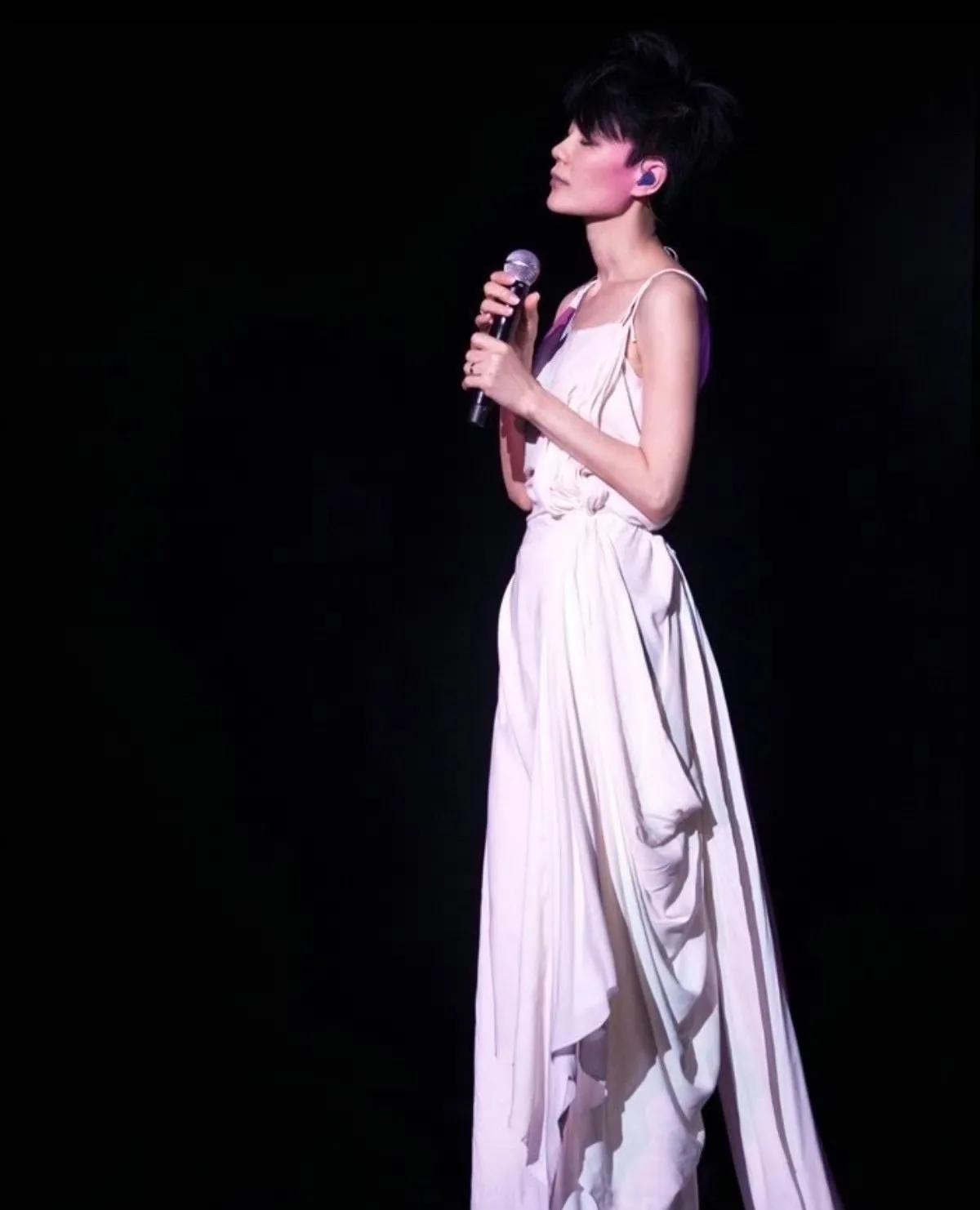 Ryan十多年前为王菲拍的神图，依然绝美，不仅很多菲迷把图一当屏保和壁纸，连王菲
