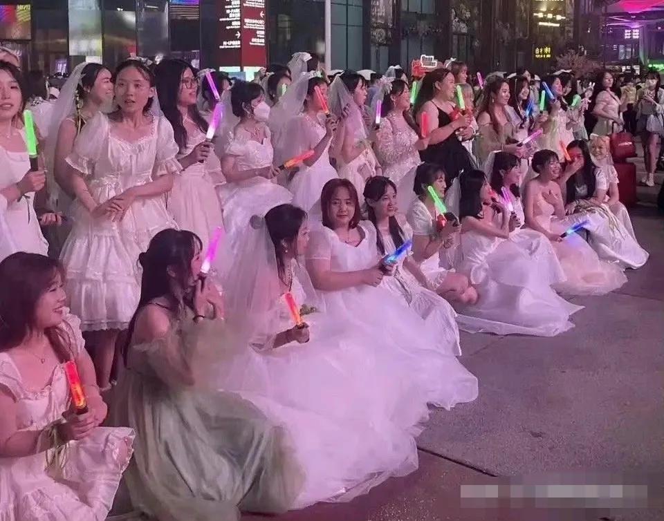 这场面，不知情的人，还以为是什么集体婚礼呢！某流量明星开演唱会，疯狂的女粉丝们