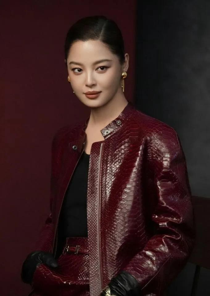 辛芷蕾这一身，直接把“高级感”焊在身上了🔥酒红色蛇纹皮大衣+同色系开衩裙