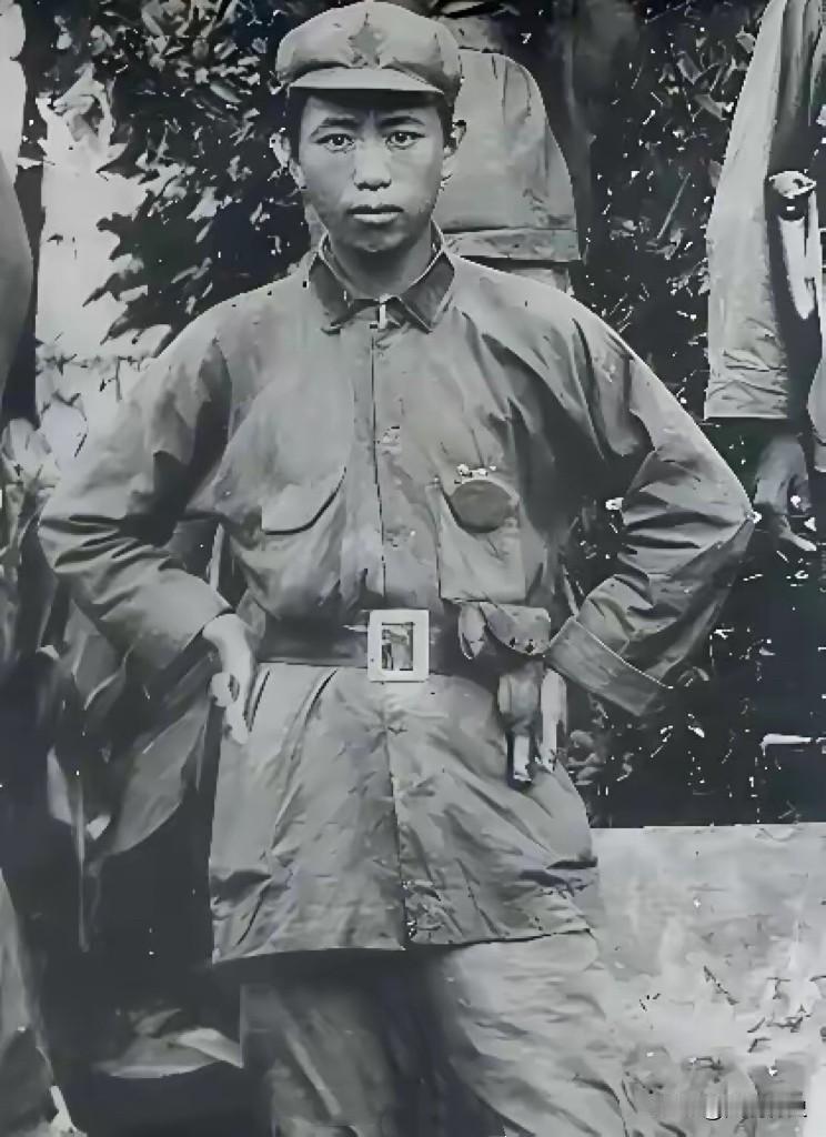这张珍贵老照片拍摄于1932年秋！一位年仅22岁的青年红军担任了红军政委，这