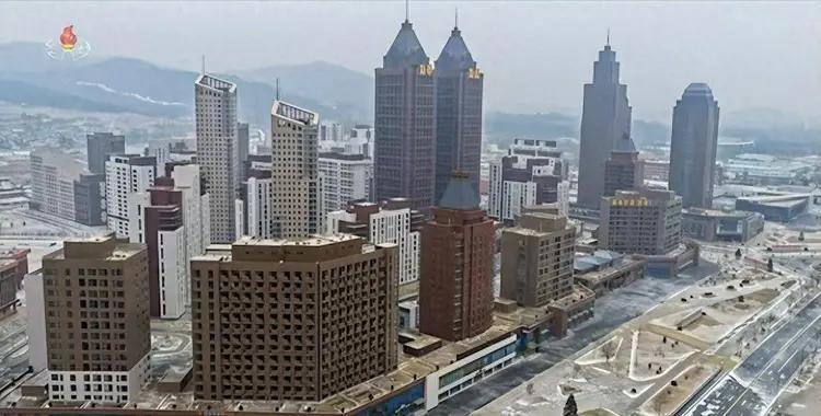 朝鲜建设成就喜人，焕发出蓬勃生机。在首都平壤，2021到2026五年间，建成了