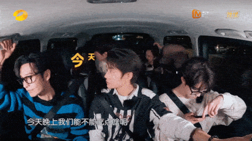 翟潇闻沈月在黄晓明身边大声密谋翟潇闻沈月这密谋也太明目张胆了，在黄晓明身边大声讨