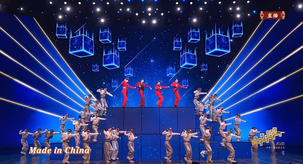 春晚舞台上，易烊千玺一出场，弹幕瞬间热闹起来。“TFBOYS要合体了？”“