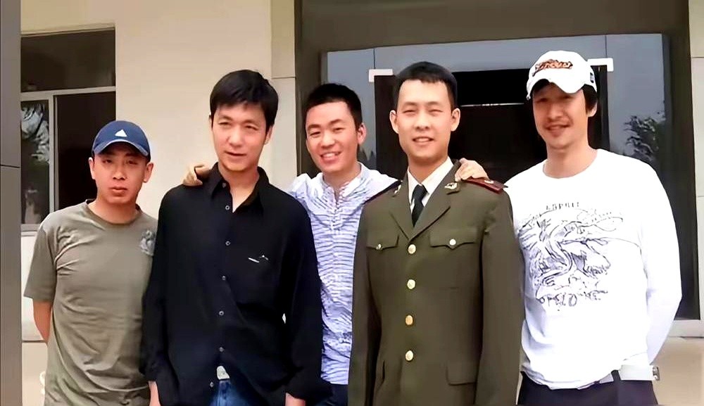 一张五人合照里，张译、张国强、王宝强站在一起，剩下两人第一眼没认出来。翻出老照片一比，原来都是当年《