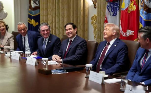 特朗普通告全球，全面战争或开打？中方已接到求援，事态还在恶化前段时间，特朗普