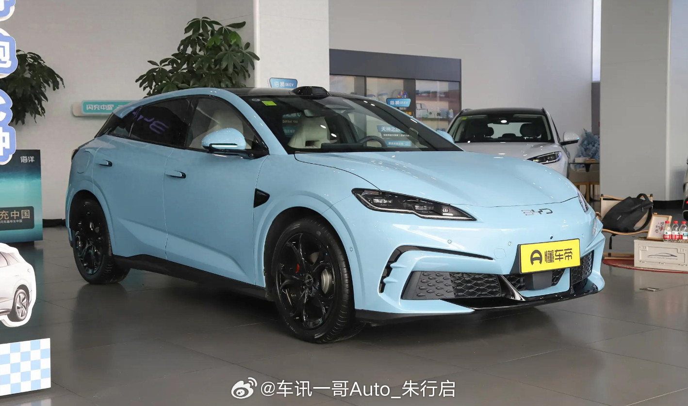新款比亚迪海豹06GT实车图曝光。预计新车将配备比亚迪第二代刀片电池，具备闪充技
