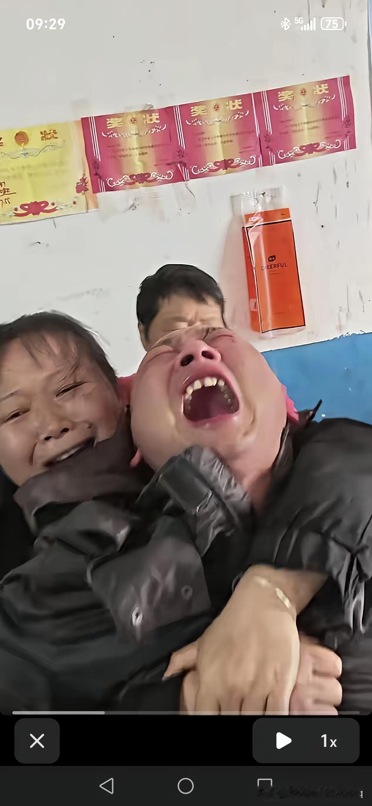 别等离别才懂珍惜，世间最痛是子欲养而亲不待今天亲眼看到两个儿子对父亲的深深