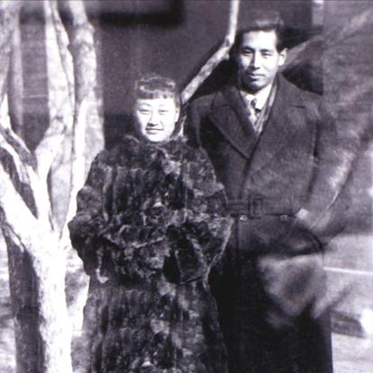 1938年，在天津租界一栋西式小楼里，住着一对奇怪的夫妻，男人叫吴厚如，白天修电