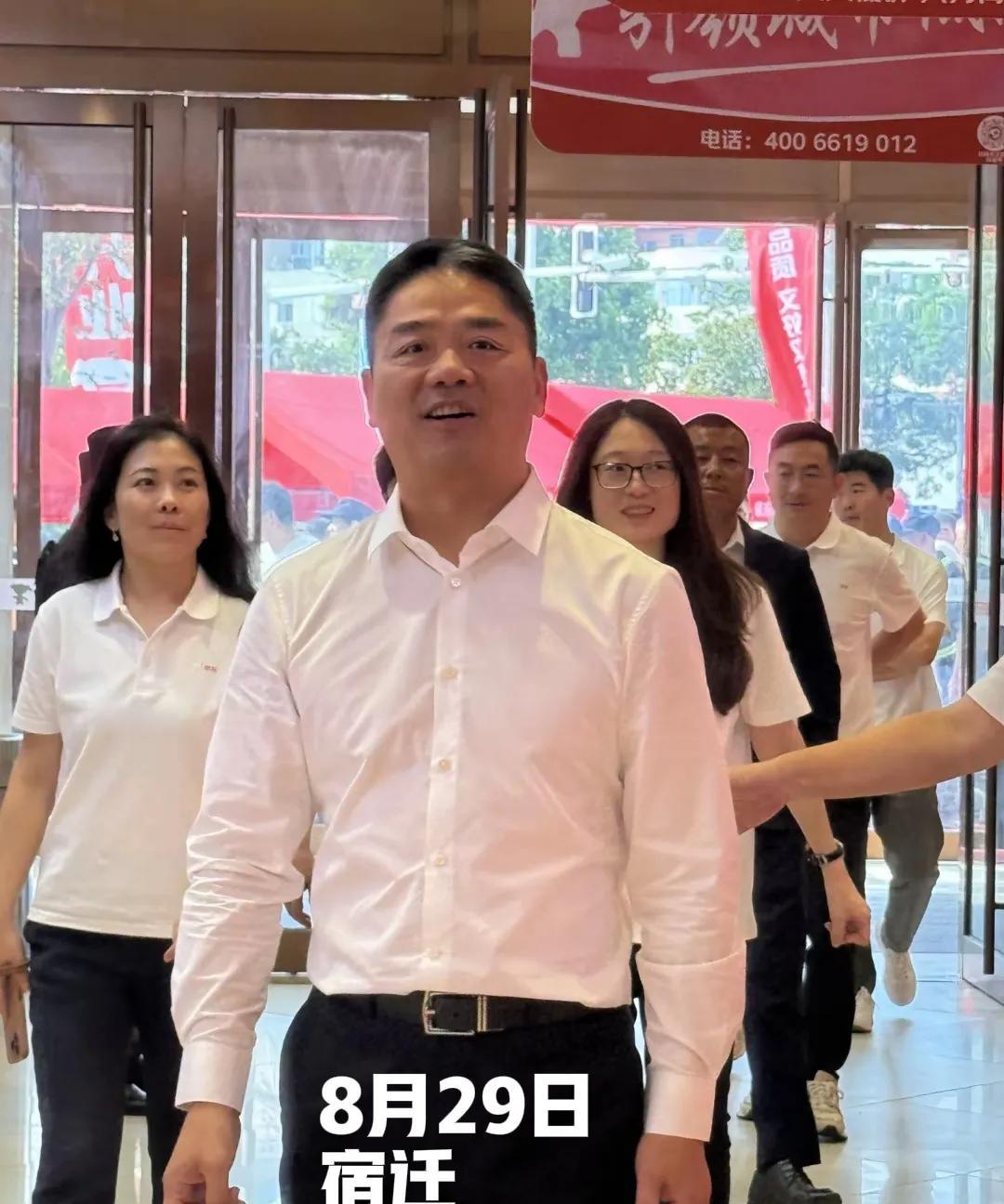 东哥回到宿迁走路都带风啊！8月29日下午，东哥现身老家宿迁，因为明天（30日）宿