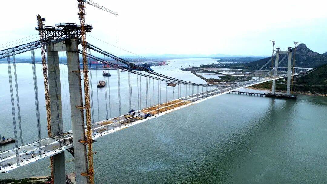 山东省最大跨径跨海悬索桥G228丹东线乳山口跨海大桥顺利合龙
