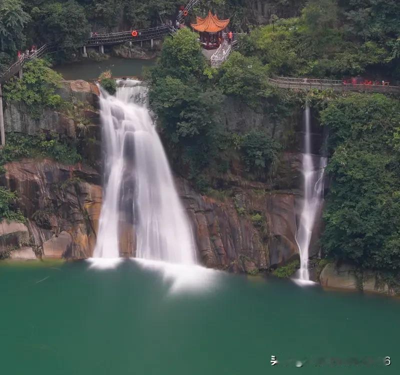 华东第一瀑布那可是真的名不虚传，在全国都超有名！我之前去打卡过。它水流磅礴，从高