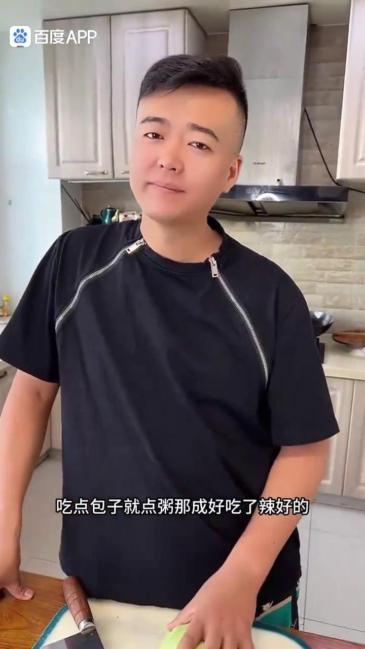 家常小咸菜。是不是都愿意吃早餐店里小咸菜，吃点包子就点粥，那成好吃了辣好的。你