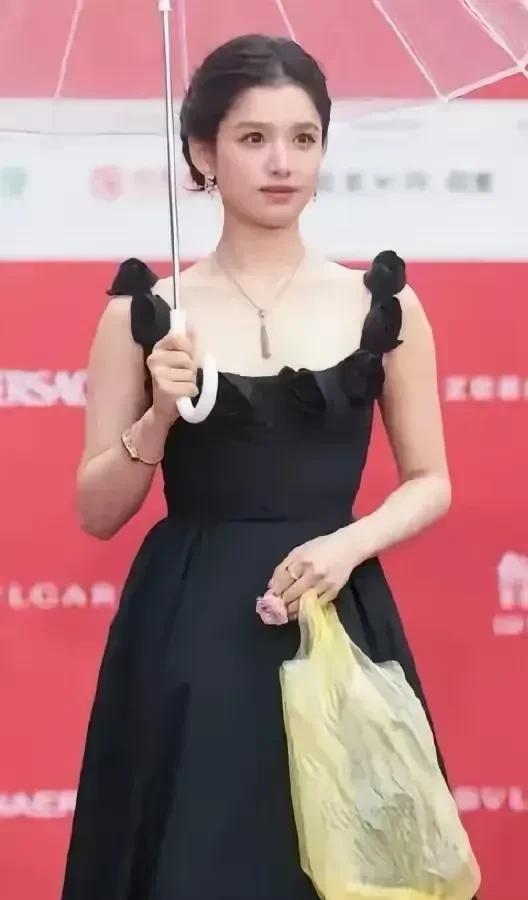 张婧仪走红毯提的垃圾袋要99万，是巴黎世家最新款手提袋，看来平台很重要。同样的