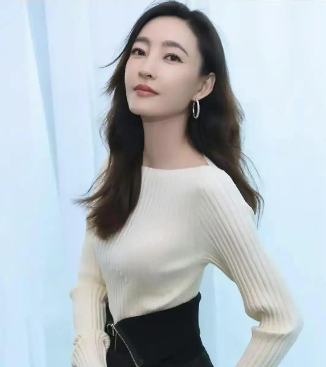 前夫坐牢第3天，王丽坤被全网封杀热搜挂了一周，她没出来回应。网友扒出：老公