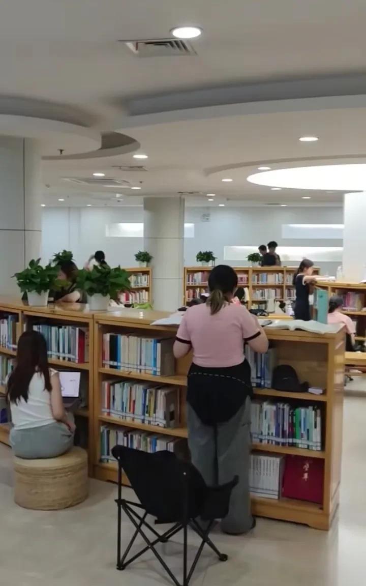 受害者变成施暴者，杨同学给武大上了一课！武大本以为杨同学拍了5段视频，证据确凿