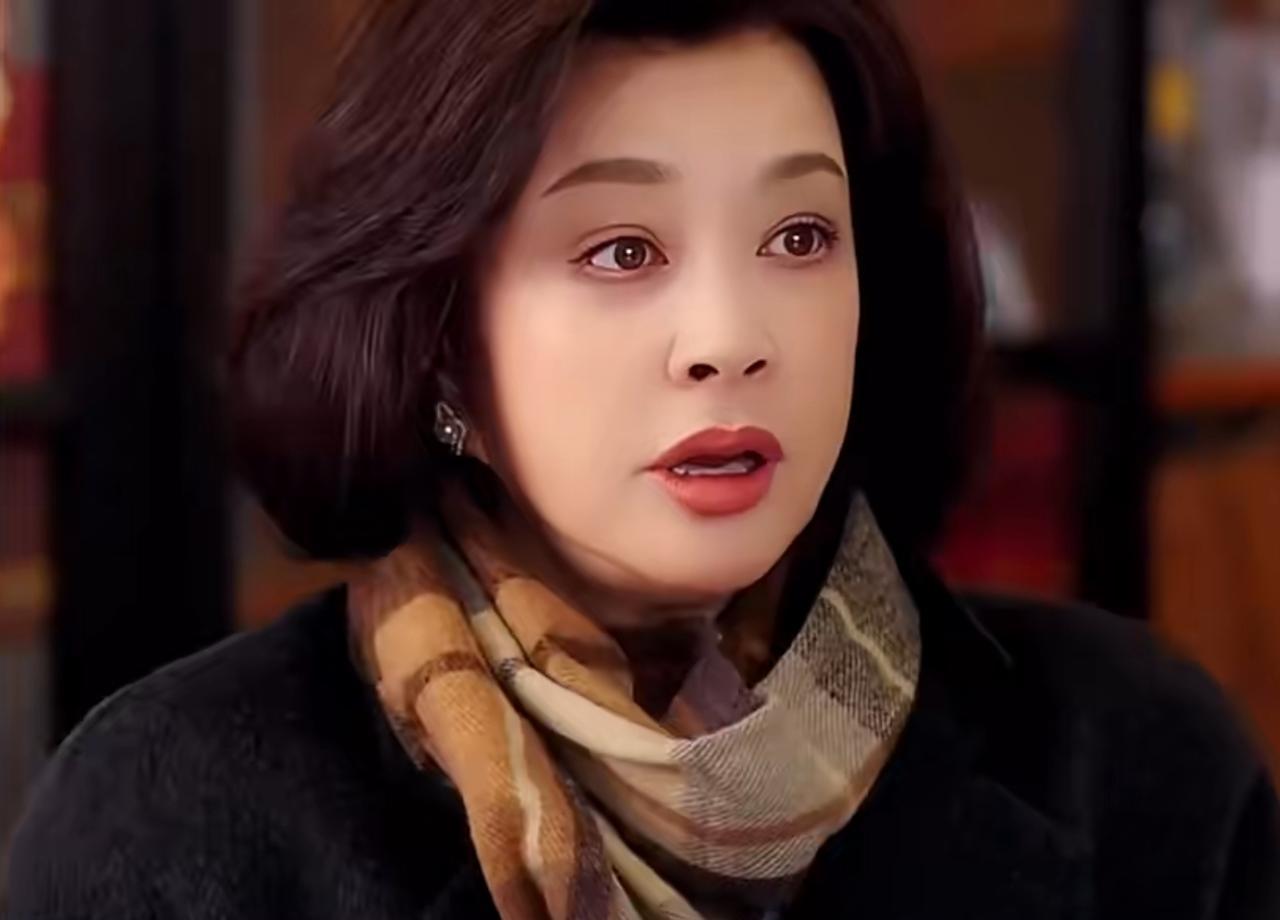 72岁刘晓庆把嘴怼上小30岁男演员的唇，桃花瓣还没落地，热搜已经爆了。她十天拍