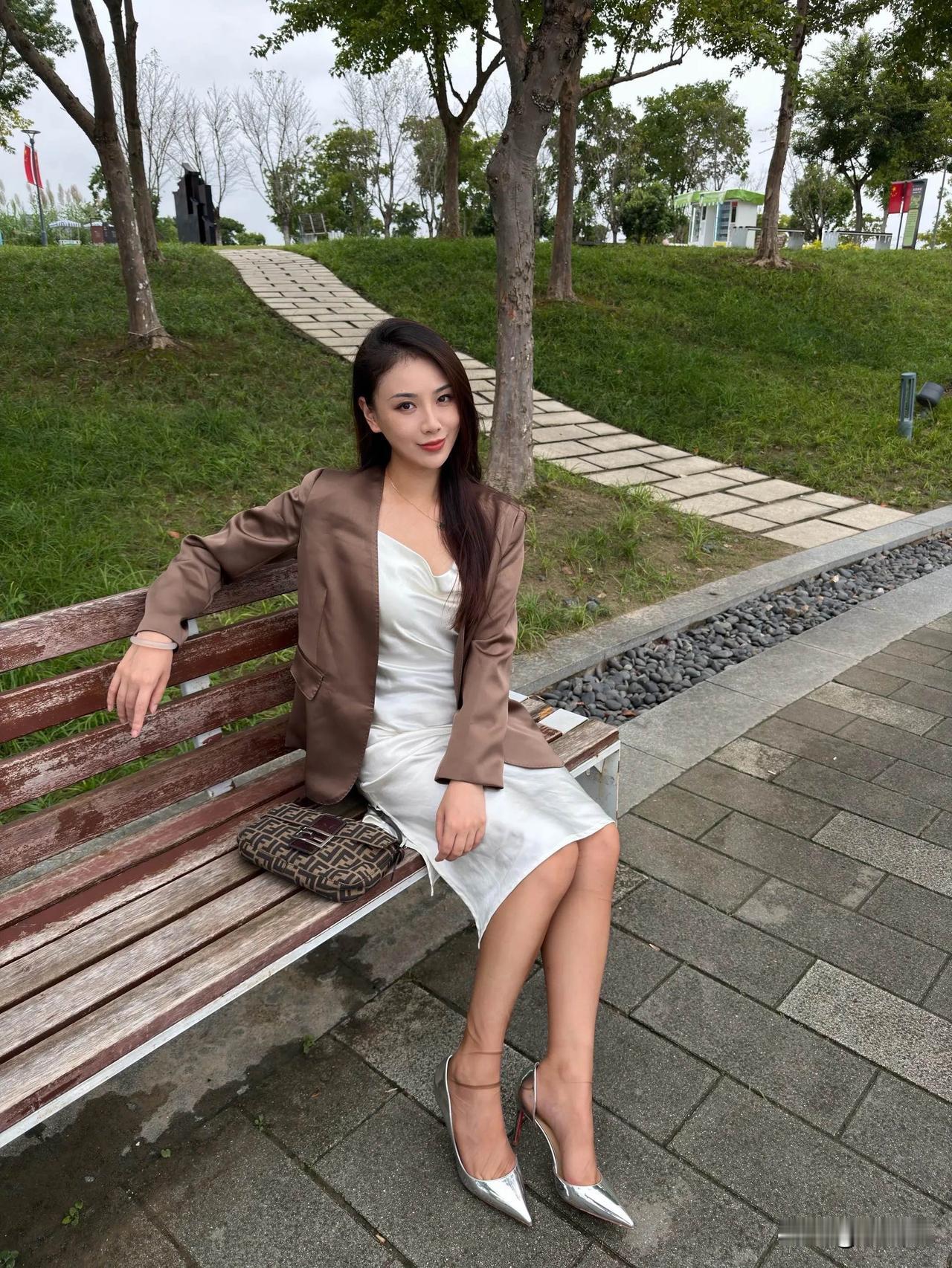 一个美女在公园里拍照。