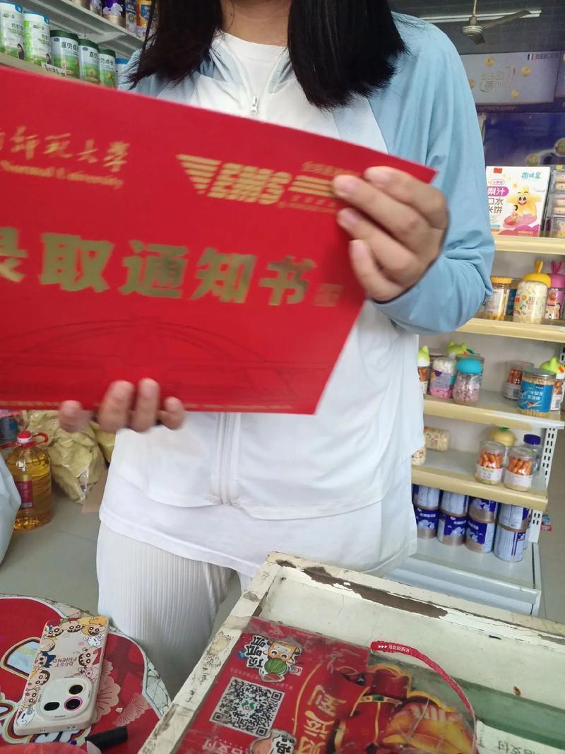 有人问，女儿9月要去上大学，她嫌我们每个月给2000元不够，但我感觉在校吃住都有