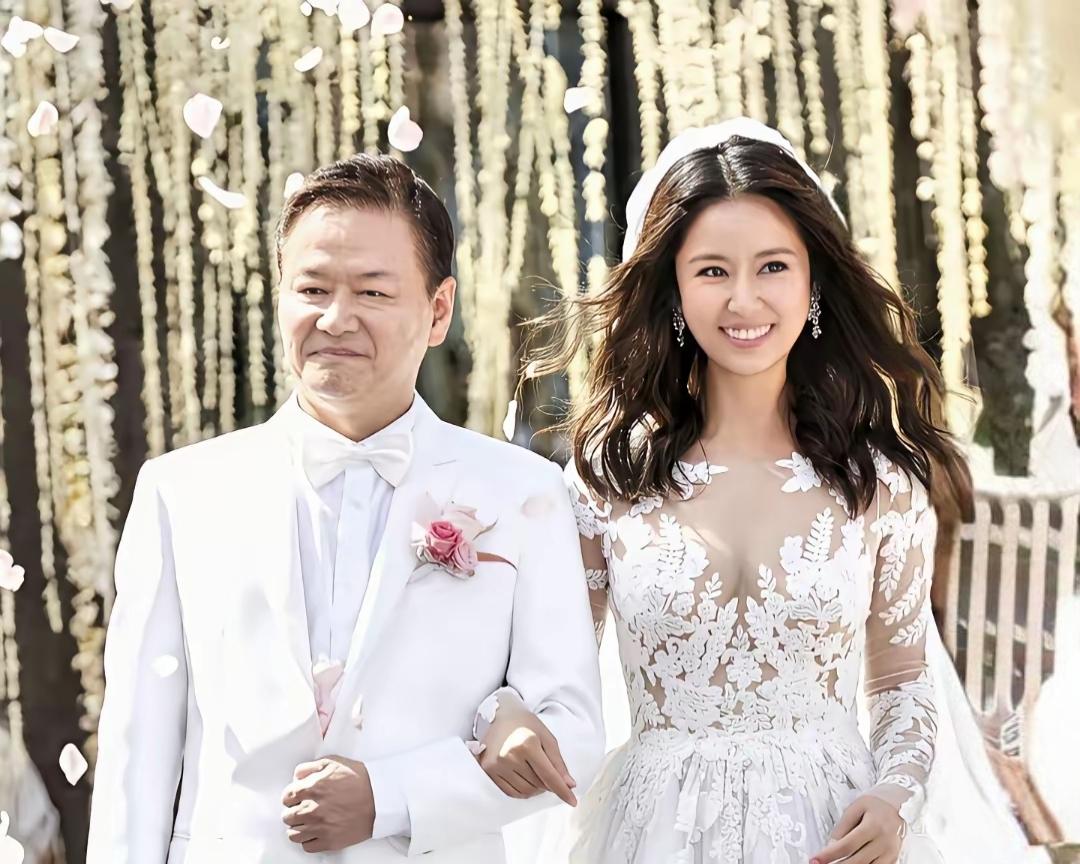 谁懂啊！难怪林心如这么好看，看看她大婚时挽着的爸爸也太帅了吧！一袭白色西装挺拔有