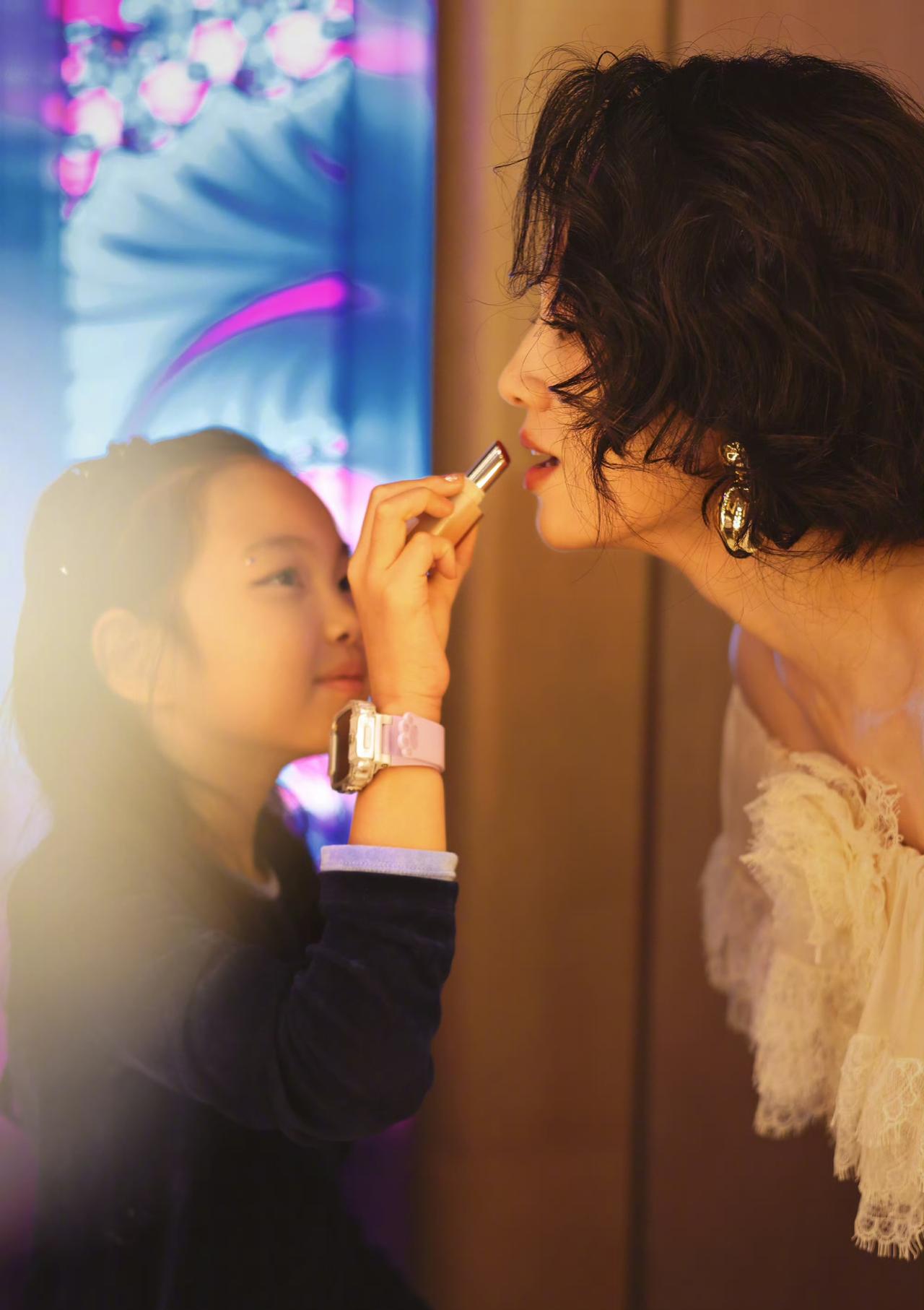 朱丹与女儿的最新合照照片中的她们把母子情深完美演绎女儿给妈妈画唇妆妈妈把双
