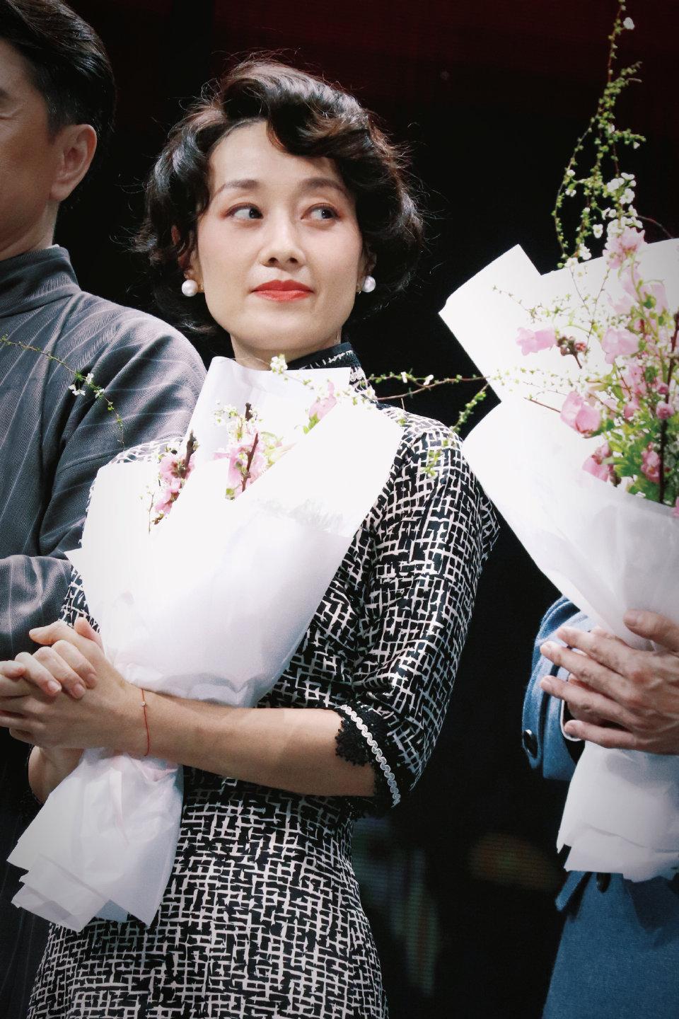 马伊琍是1976年龙，今年五十岁了，这三张照片适合她这个年龄，没什么显老不显老，