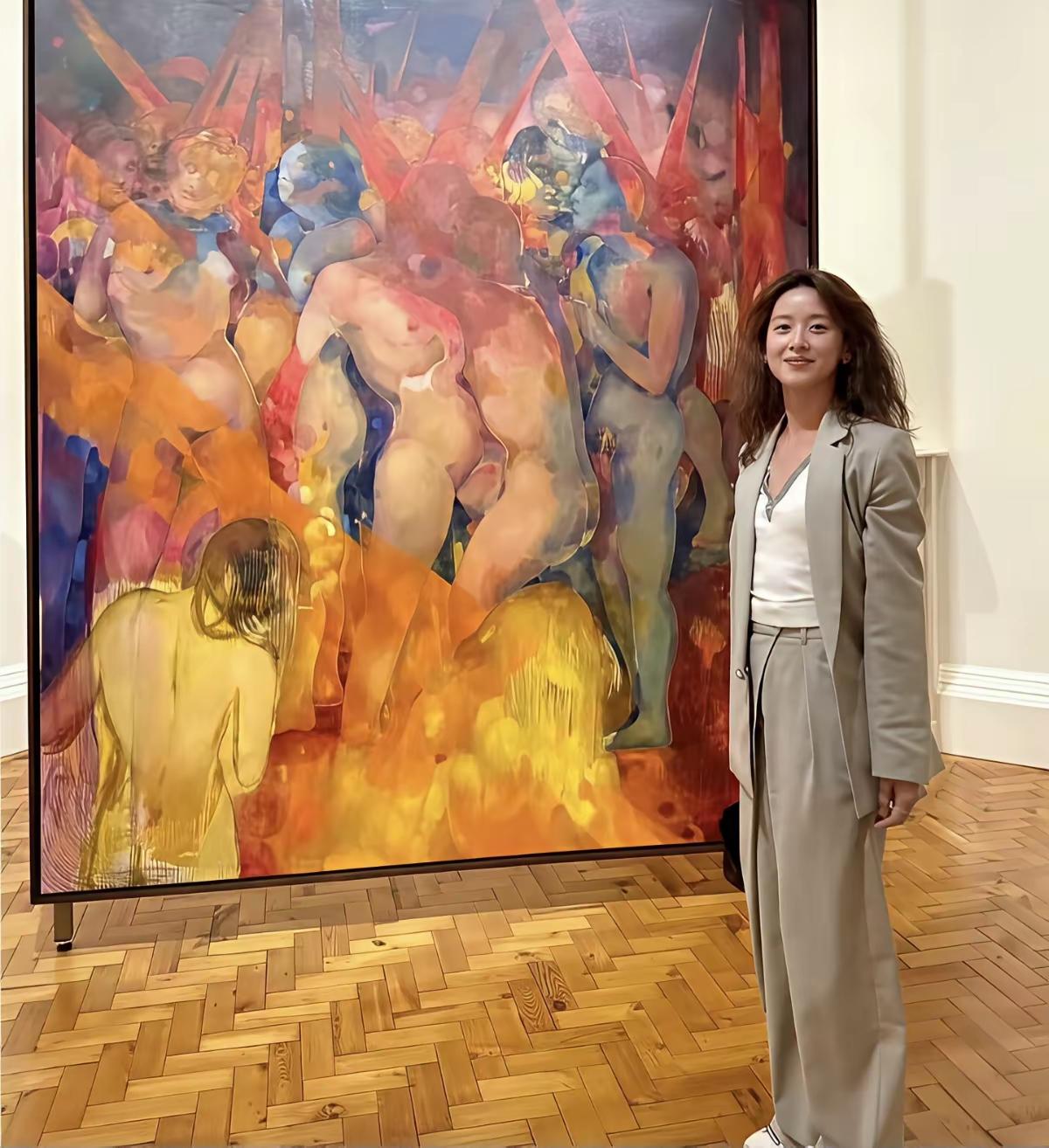 章泽天这组伦敦看展的照片，是真让人挪不开眼。不是当年手捧奶茶的青涩模样了，