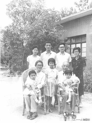 1981年，在武汉家中，陈丕显与家人合影。前排从左至右：陈雪花、谢志成、陈侗、