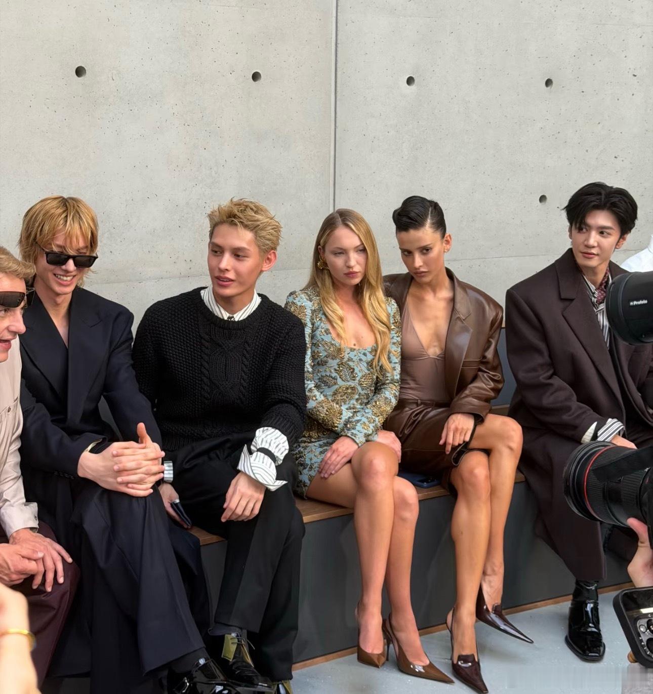 陈哲远巴黎时装周内场看秀，生图都这样了无须多言