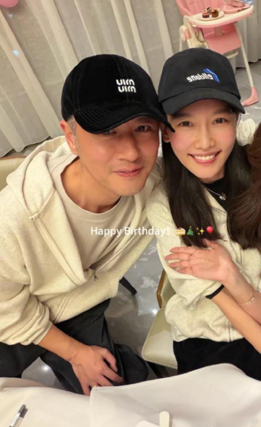 偶遇任重孙骁骁挽手散步任重孙骁骁挽手散步任重孙骁骁挽手散步，夫妻俩戴着帽子低调