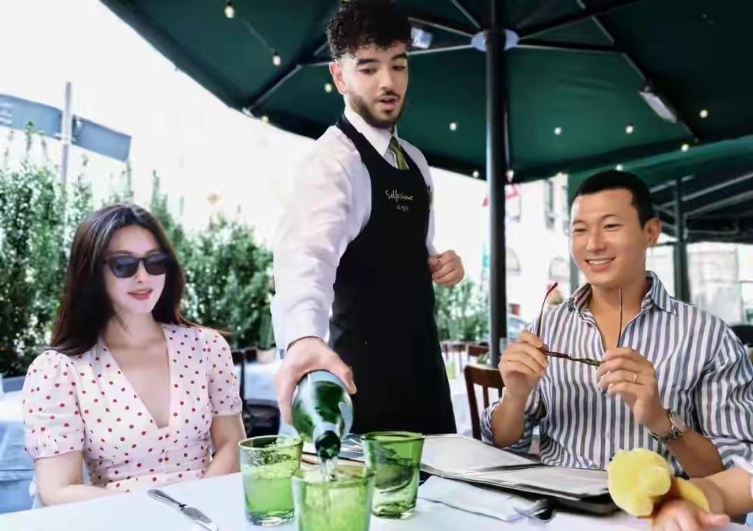 朱珠带着老公和孩子一起去意大利游玩，一家三口同框画面特别养眼。她一身简约低调的穿