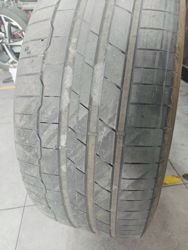 前轮烧胎了开了三万公里的前轮内侧磨损这样，原车韩泰噪音又大，索性换了皓悦5，再